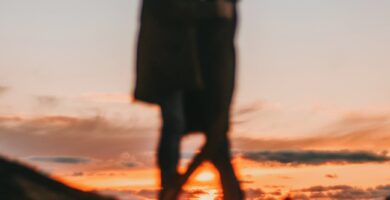 faceless couple on coast of sea