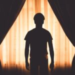 PERSONA VENTANA SUFRIR