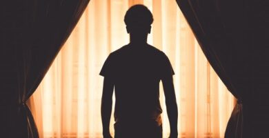 PERSONA VENTANA SUFRIR